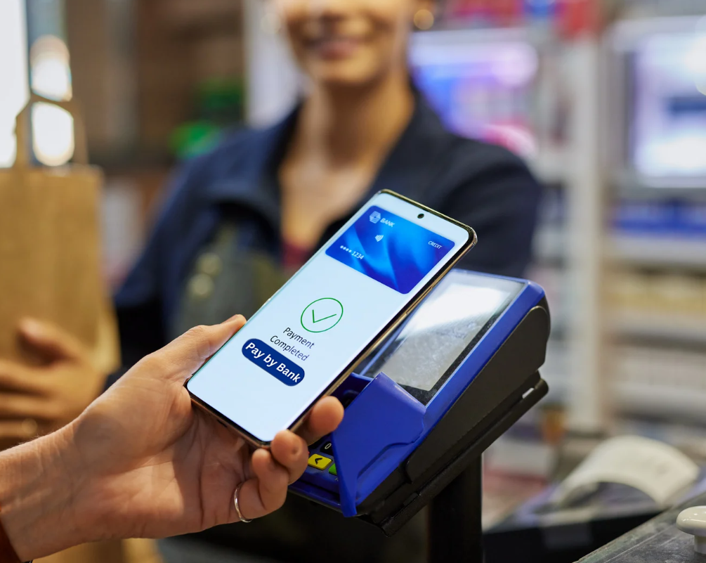 Un cliente pagando con el móvil en un datáfono